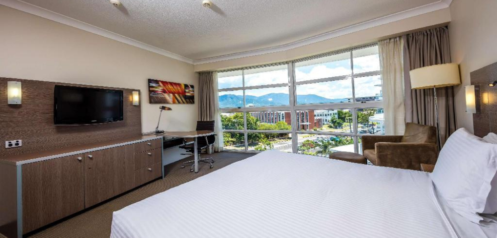 Deluxe City Mountain View Room Image