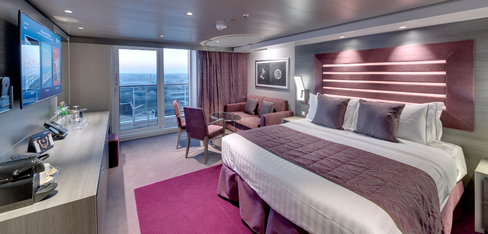 Yacht Club Deluxe Suite Image