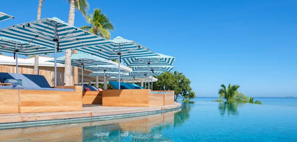 my-fiji-pool-chairs-and-umbrellas-at-malamala-beach-club