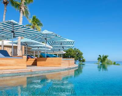 my-fiji-pool-chairs-and-umbrellas-at-malamala-beach-club