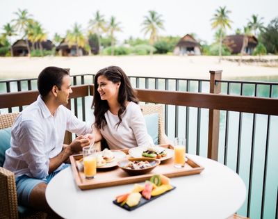 my-fiji-couple-enjoying-breakfast-by-the-water-at-Fiji-Marriott-Resort-Momi-Bay