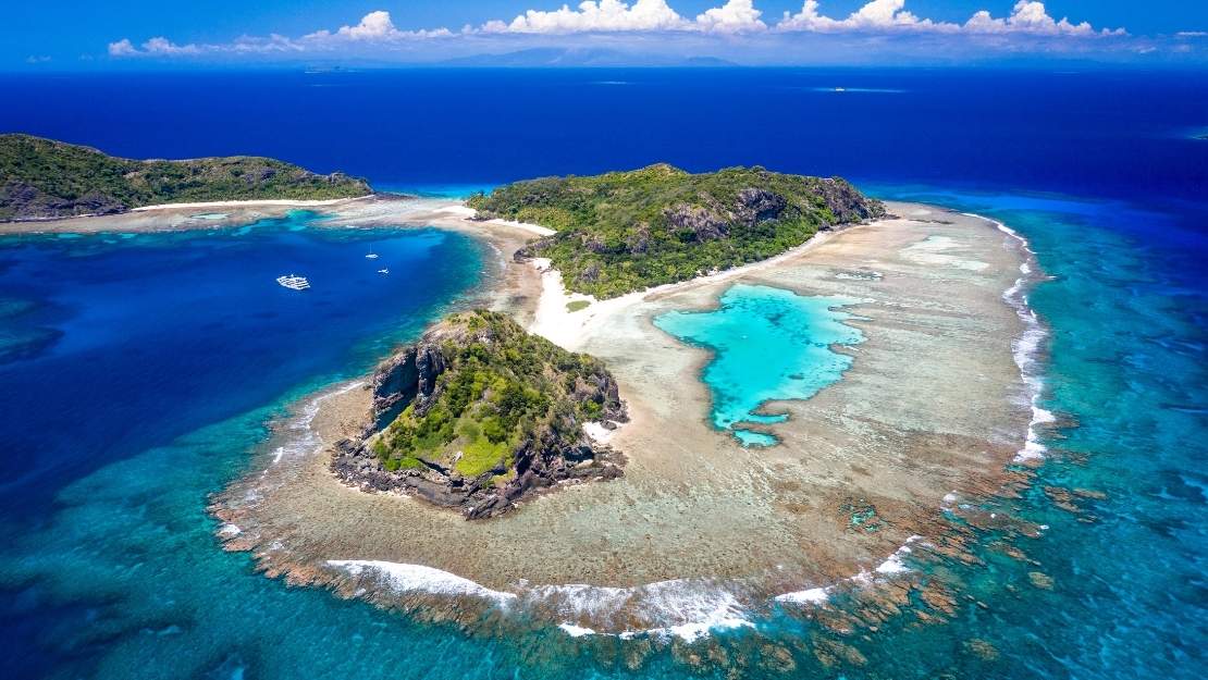 my-fiji-ariel-view-of-blue-lagoon-cruises-by-an-island