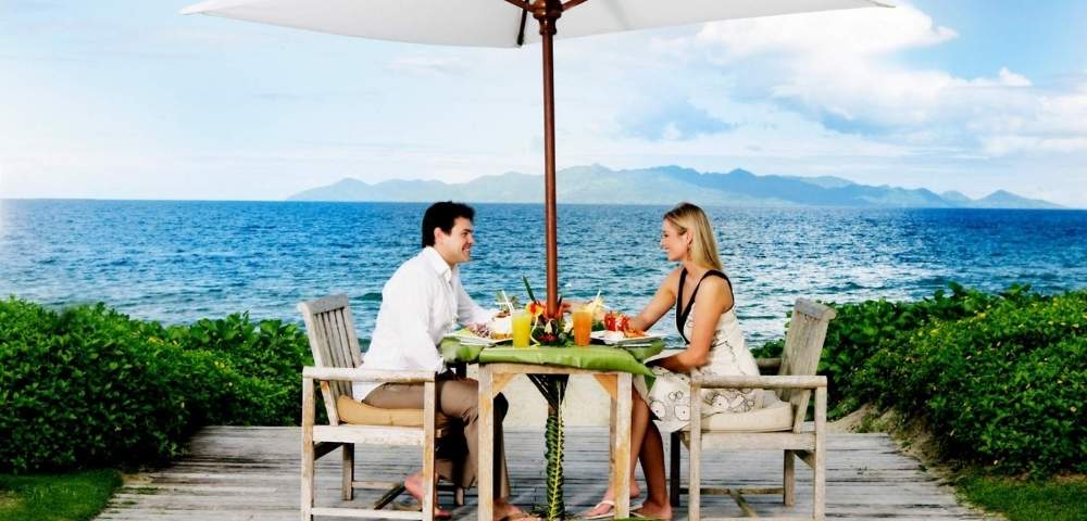 my-fiji-couple-enjoying-dinner-by-the-water-at-the-pearl-resort-spa-golf-course