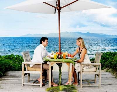 my-fiji-couple-enjoying-dinner-by-the-water-at-the-pearl-resort-spa-golf-course