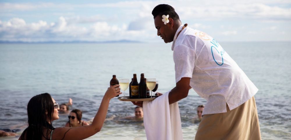 my-fiji-simon-serving-drinks-at-my-fiji-island