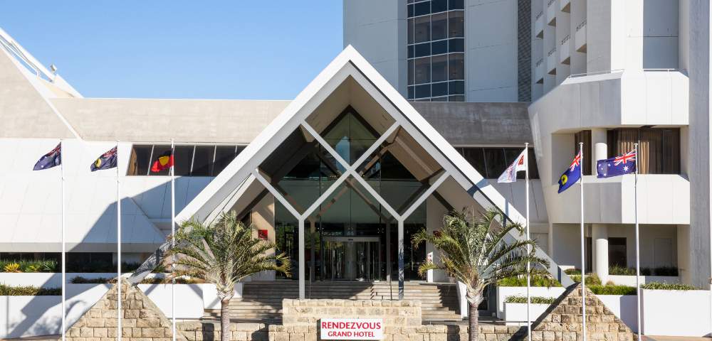 MY-HOLIDAY-RENDEZVOUS-HOTEL-PERTH-SCARBOROUGH-exterior-view-of-resort-entrance