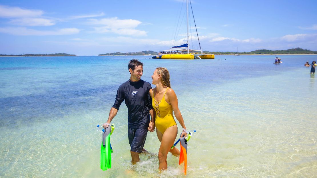 my-fiji-couple-snorkelling-with-sabre-in-mamanuca-islands