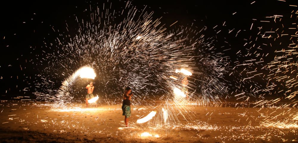 My-FIJI-Robinson-Crusoe-Tours-Sunset-Dinner-Cruise-performers-fire-show