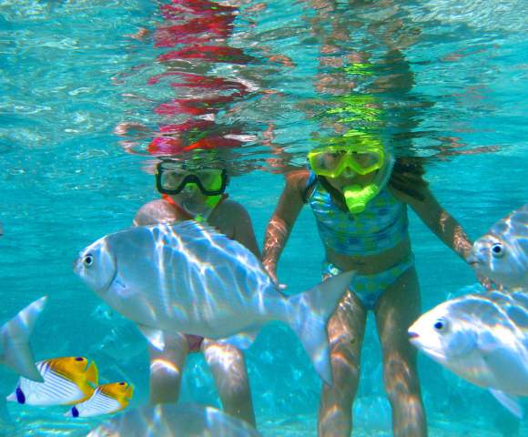 MY-HOLIDAY-THE-RAROTONGAN-BEACH-RESORT-LAGOONARIUM-kids-snorkeling-with-fish