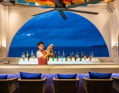 MY-HOLIDAY-Hyatt-Regency-Phuket-Resort-bar-over-looking-ocean