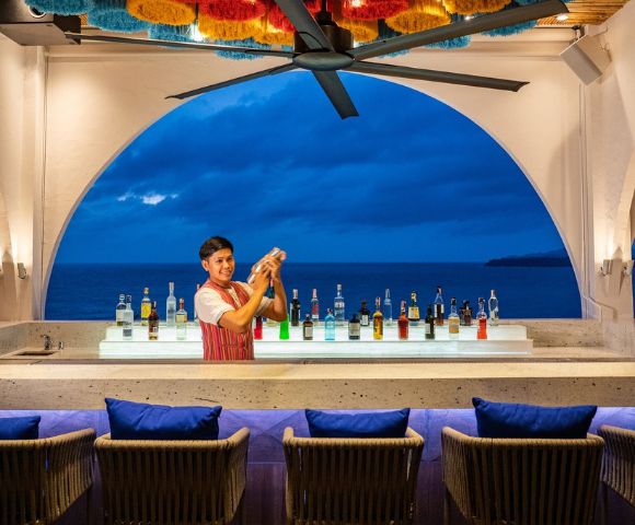 MY-HOLIDAY-Hyatt-Regency-Phuket-Resort-bar-over-looking-ocean