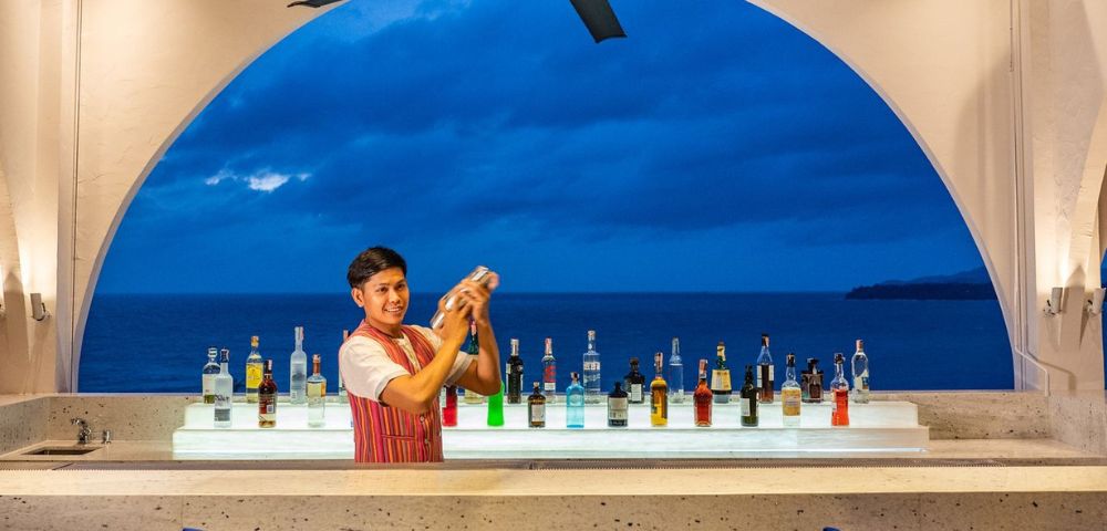 MY-HOLIDAY-Hyatt-Regency-Phuket-Resort-bar-over-looking-ocean