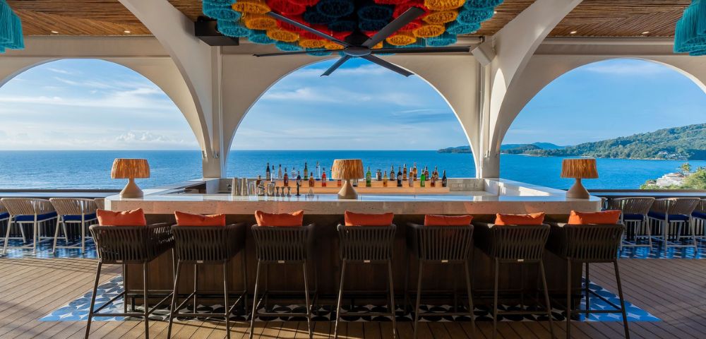 MY-HOLIDAY-Hyatt-Regency-Phuket-Resort-bar-over-looking-ocean