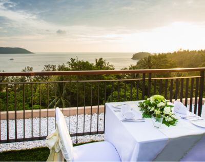 MYHOLIDAY-NOVOTEL-PHUKET-KATA-AVISTA-WEDDING-TABLE-SETUP-ON-BALCONY-OVERLOOKING-OCEAN