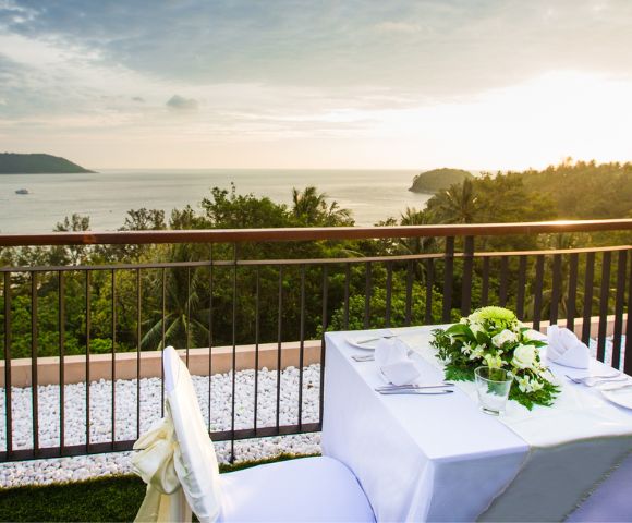 MYHOLIDAY-NOVOTEL-PHUKET-KATA-AVISTA-WEDDING-TABLE-SETUP-ON-BALCONY-OVERLOOKING-OCEAN