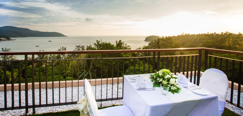 MYHOLIDAY-NOVOTEL-PHUKET-KATA-AVISTA-WEDDING-TABLE-SETUP-ON-BALCONY-OVERLOOKING-OCEAN