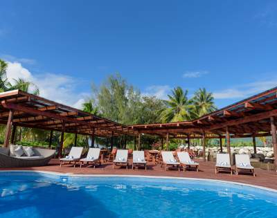 MYHOLIDAY-AITUTAKI-LAGOON-PRIVATE-ISLAND-RESORT-POOL-WITH-SUNBEDS