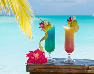 MYHOLIDAY-AITUTAKI-LAGOON-PRIVATE-ISLAND-RESORT-TWO-COCKTAILS-IN-FRONT-OF-OCEAN