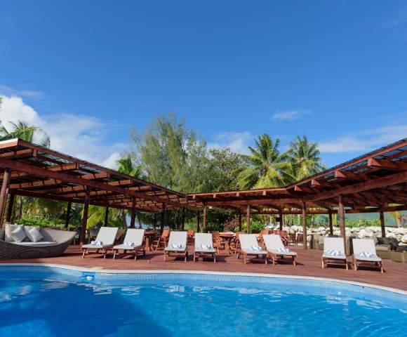 MYHOLIDAY-AITUTAKI-LAGOON-PRIVATE-ISLAND-RESORT-POOL-WITH-SUNBEDS