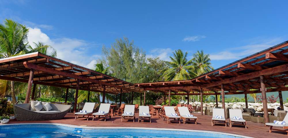 MYHOLIDAY-AITUTAKI-LAGOON-PRIVATE-ISLAND-RESORT-POOL-WITH-SUNBEDS