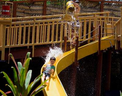 MYHOLIDAY-THE-RAROTONGAN-BEACH-RESORT-LAGOONARIUM-SLIDE-WITH-KIDS-POURING-WATER-DOWN