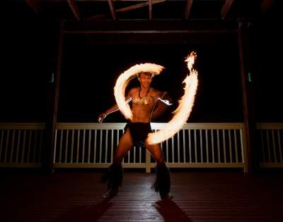 MYHOLIDAY-THE-RAROTONGAN-BEACH-RESORT-LAGOONARIUM-FIRE-DANCERS-PERFORMING-FOR-CROWD