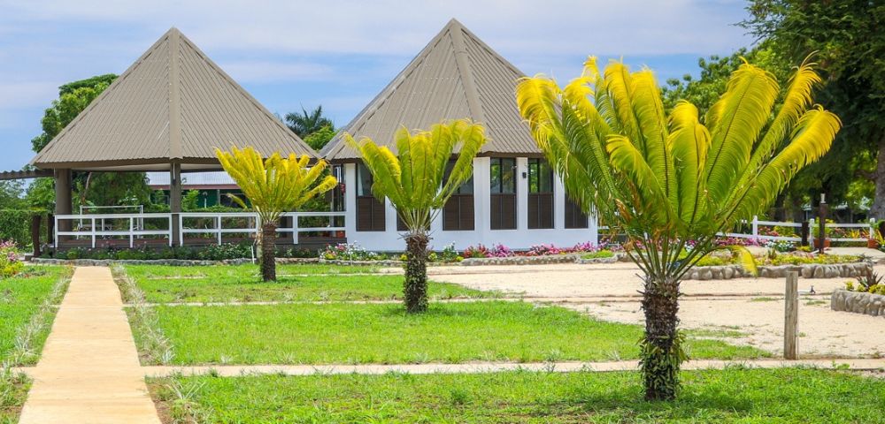 MY-HOLIDAY-gardens-outdoor-areas-at-LANDERS-BAY-RESORT-&-SPA-in-fiji