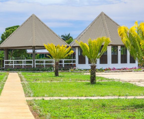 MY-HOLIDAY-gardens-outdoor-areas-at-LANDERS-BAY-RESORT-&-SPA-in-fiji