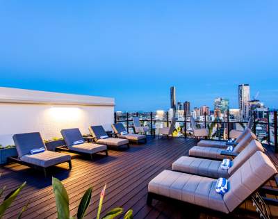 MYQUEENSLAND-HOTEL-GRAND-CHANCELLOR-BRISBANE-roof-patio-with-sun-beds