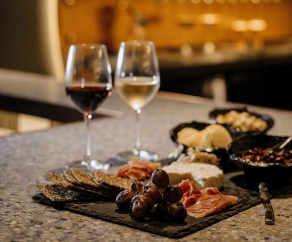 MYQUEENSLAND-VOCO-BRISBANE-CITY-CENTER-charcuterie-board-with-wine