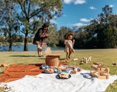 MYQUEENSLAND-MERCURE-GOLD-COAST-RESORT-mother-and-daughter-having-picnic-by-the-lake