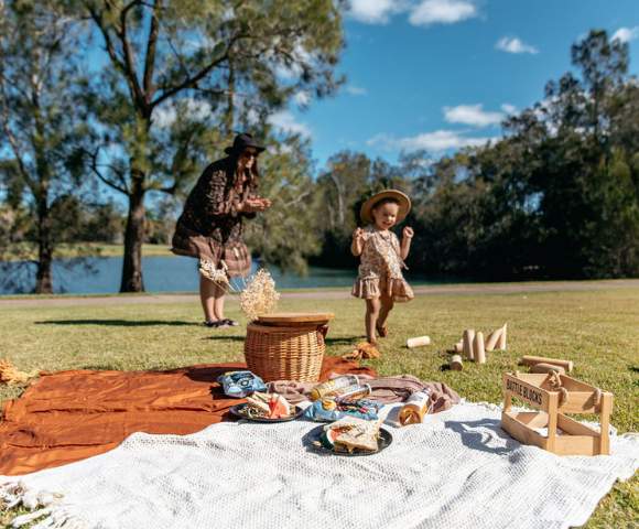 MYQUEENSLAND-MERCURE-GOLD-COAST-RESORT-mother-and-daughter-having-picnic-by-the-lake