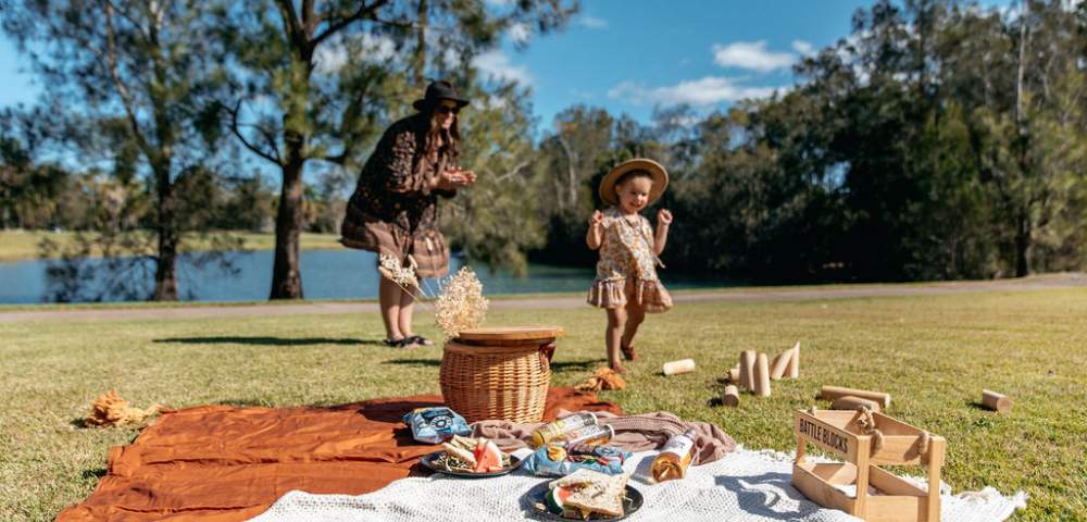 MYQUEENSLAND-MERCURE-GOLD-COAST-RESORT-mother-and-daughter-having-picnic-by-the-lake