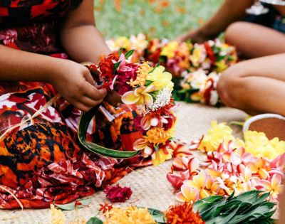 MY-HOLIDAY-Woman-Making-Head-Ei's-at-Pacific-Resort-Rarotonga-in-Cook-Islands