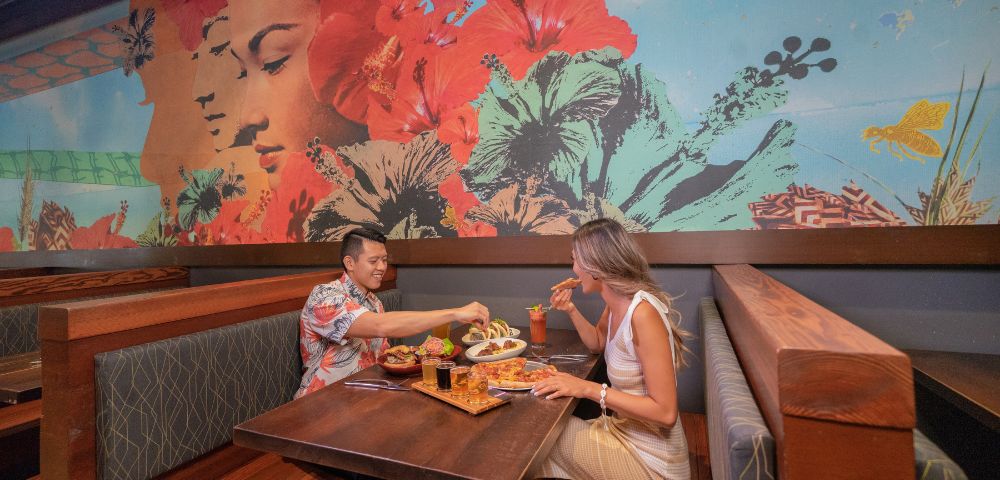 Two people eating at Maui Brewing at Outrigger Waikiki Beachcomber Hotel in Hawaii
