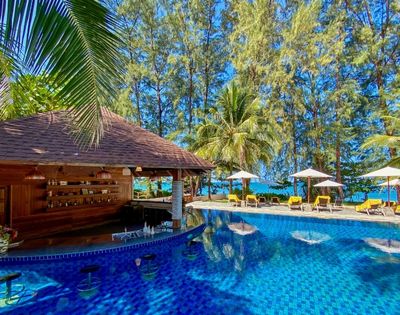 Tropical pool scene with a swim-up bar, surrounded by sun loungers and umbrellas. Palm trees and a serene ocean view create a relaxed, sunny atmosphere.