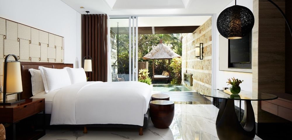 Luxury Plunge Pool Room Image
