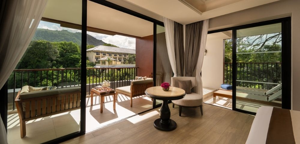 Deluxe Suite with Whirlpool Image
