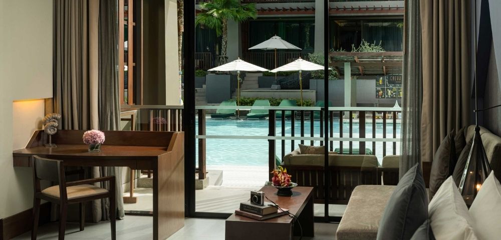 Deluxe Pool Access, 1 King Bed Image