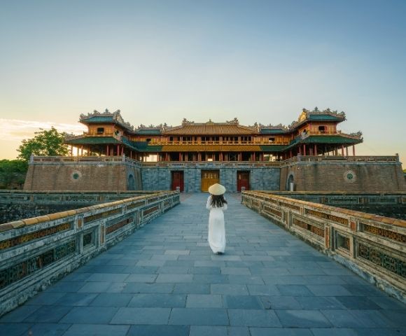Luxury Vietnam Explorer Hong Kong to Singapore Main Image