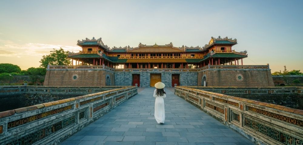 Luxury Vietnam Explorer Hong Kong to Singapore Main Image